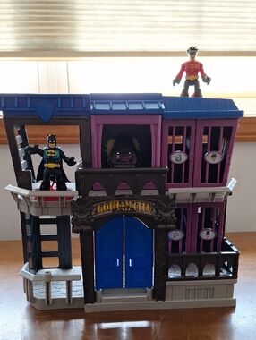 Imaginext W9642 Jail House In Gotham City. Playset with Blu Doors and Light 2012